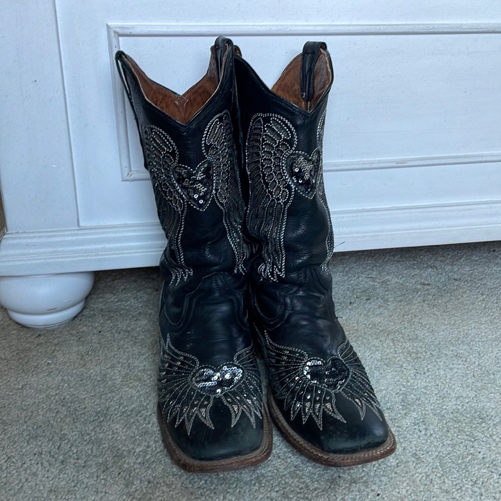 Black wing heart square toe cowgirl boots